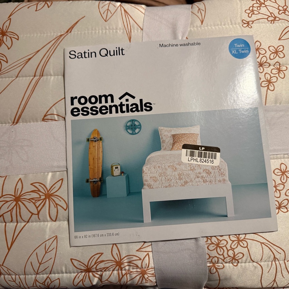 Room Essentials Satin Quilt in White with Copper Floral Print